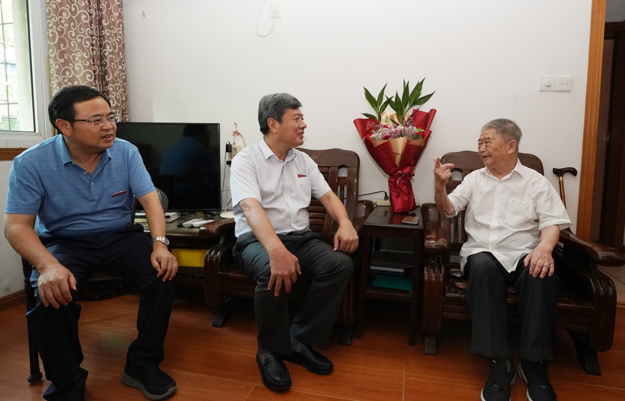 【教师节“师大”系列活动】校领导教师节走访慰问教师代表