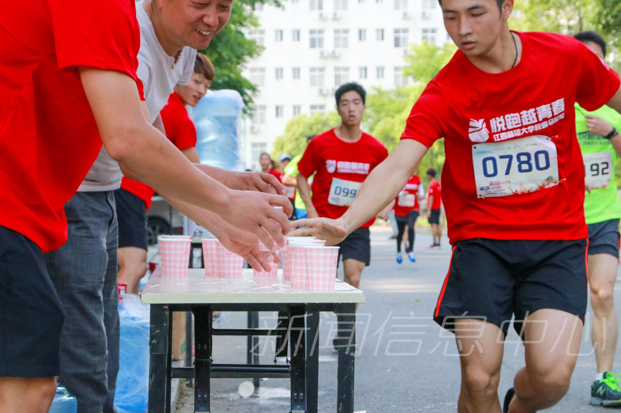 “悦跑越青春•2018年首届校园微型马拉松”在校举行