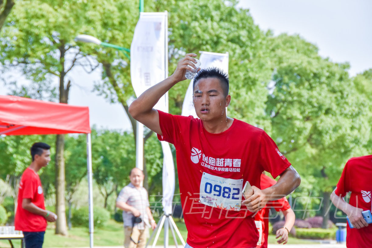 “悦跑越青春•2018年首届校园微型马拉松”在校举行