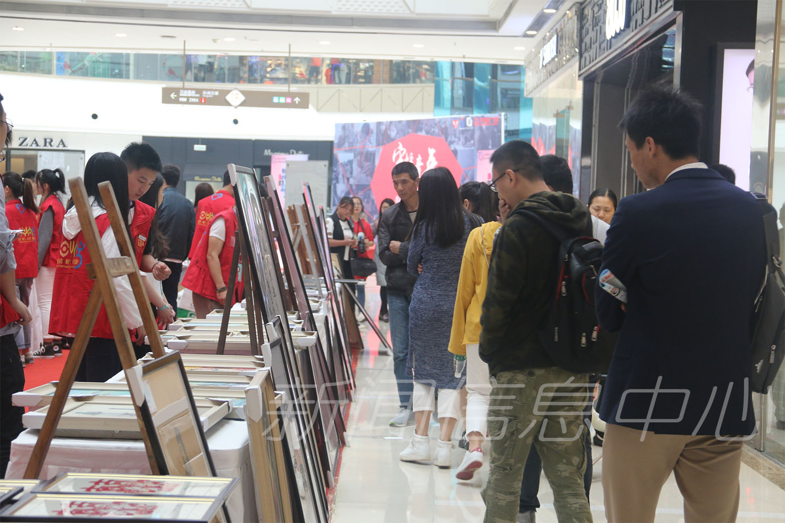 我校美术学院义卖师生作品捐助南昌三联特殊教育学校