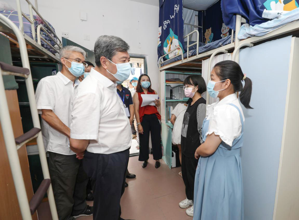 校领导迎新日深入学生宿舍看望新生