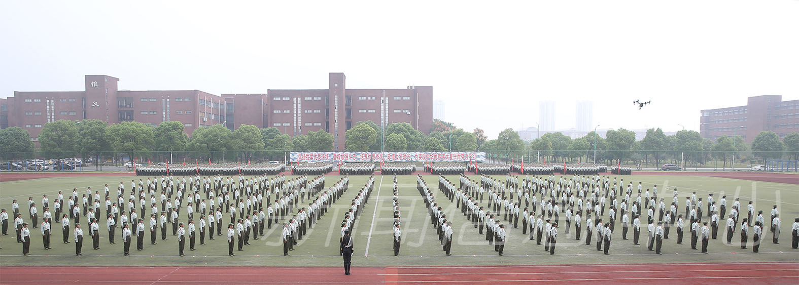 学校举行2017级新生开学典礼暨军训总结汇报大会
