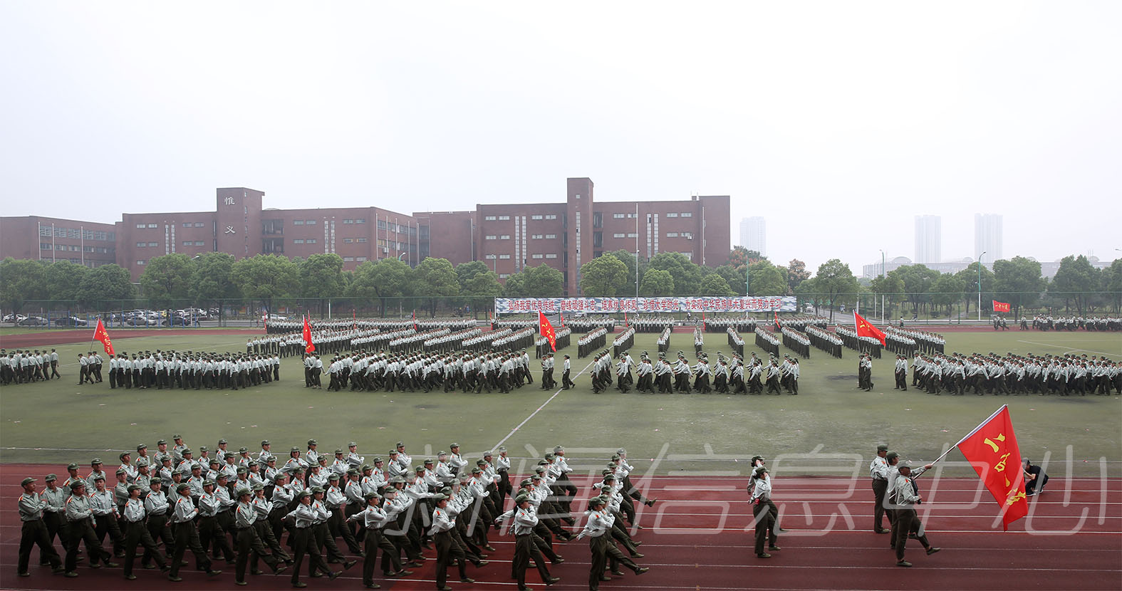 学校举行2017级新生开学典礼暨军训总结汇报大会