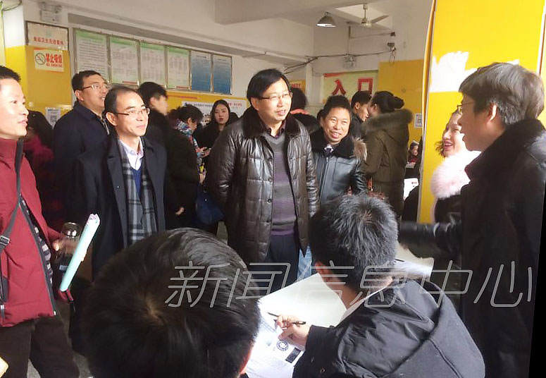 校领导巡视2017年我校省外艺术类专业招生考试现场 