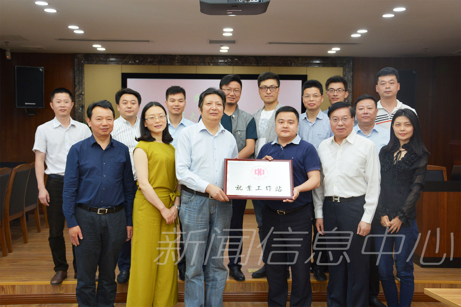 学校在上海建立第三个就业工作站
