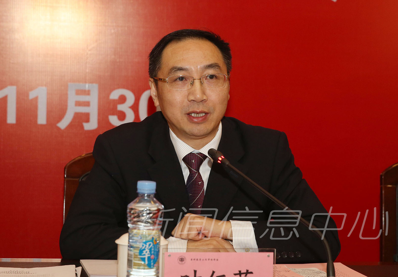 11月30日上午，学校本科教学工作审核评估专家意见反馈会在瑶湖校区知行楼第二报告厅召开。评估专家组全体成员宋乃庆、刘仲奎、李敏、李明斌、王光东、杨兵初、张敬源、蔡柏良、李榕等，省委教育工委副书记、省教育厅厅长叶仁荪，在校学校领导田延光、梅国平、刘光华、张艳国、涂宗财、姚弋霞、贾俊芳、丁晖、刘俊、陈运平，总会计师童颖华出席会议，各学院院长、党委书记、分管教学的副院长，各党政管理部门及业务单位主要负责人，学校教学督导组和学工督导组组长、评建办主要工作人员及联络员参加会议。