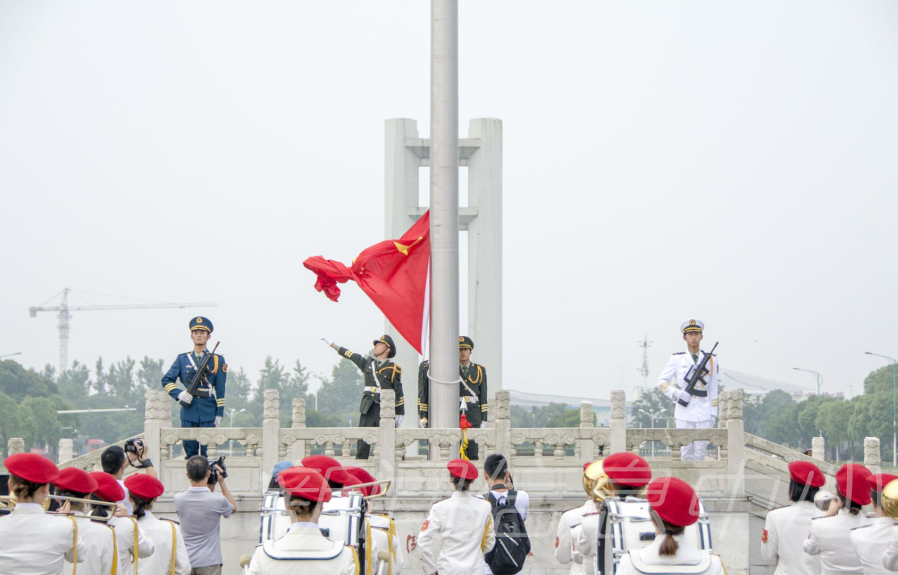 学校举办月度升旗仪式