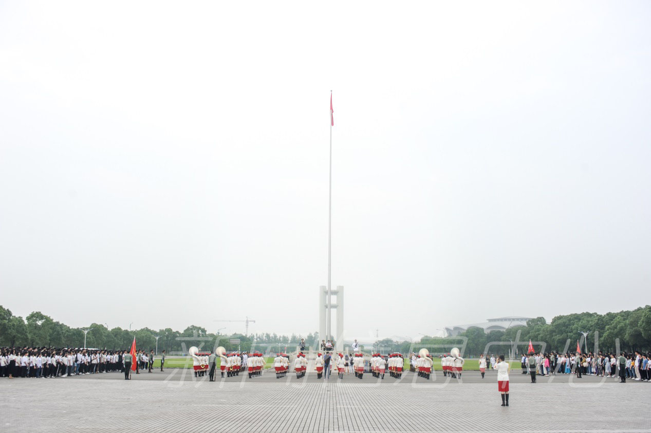 学校举办月度升旗仪式