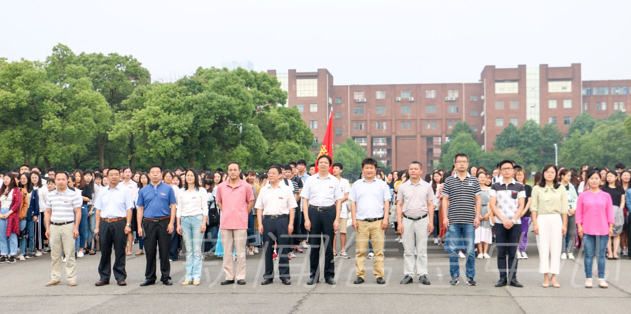 学校举办月度升旗仪式