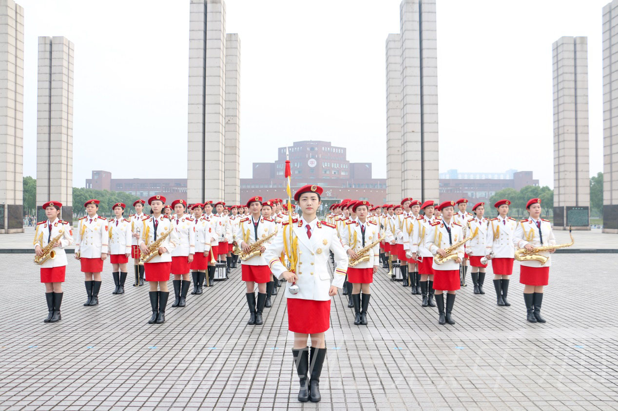 学校举办月度升旗仪式