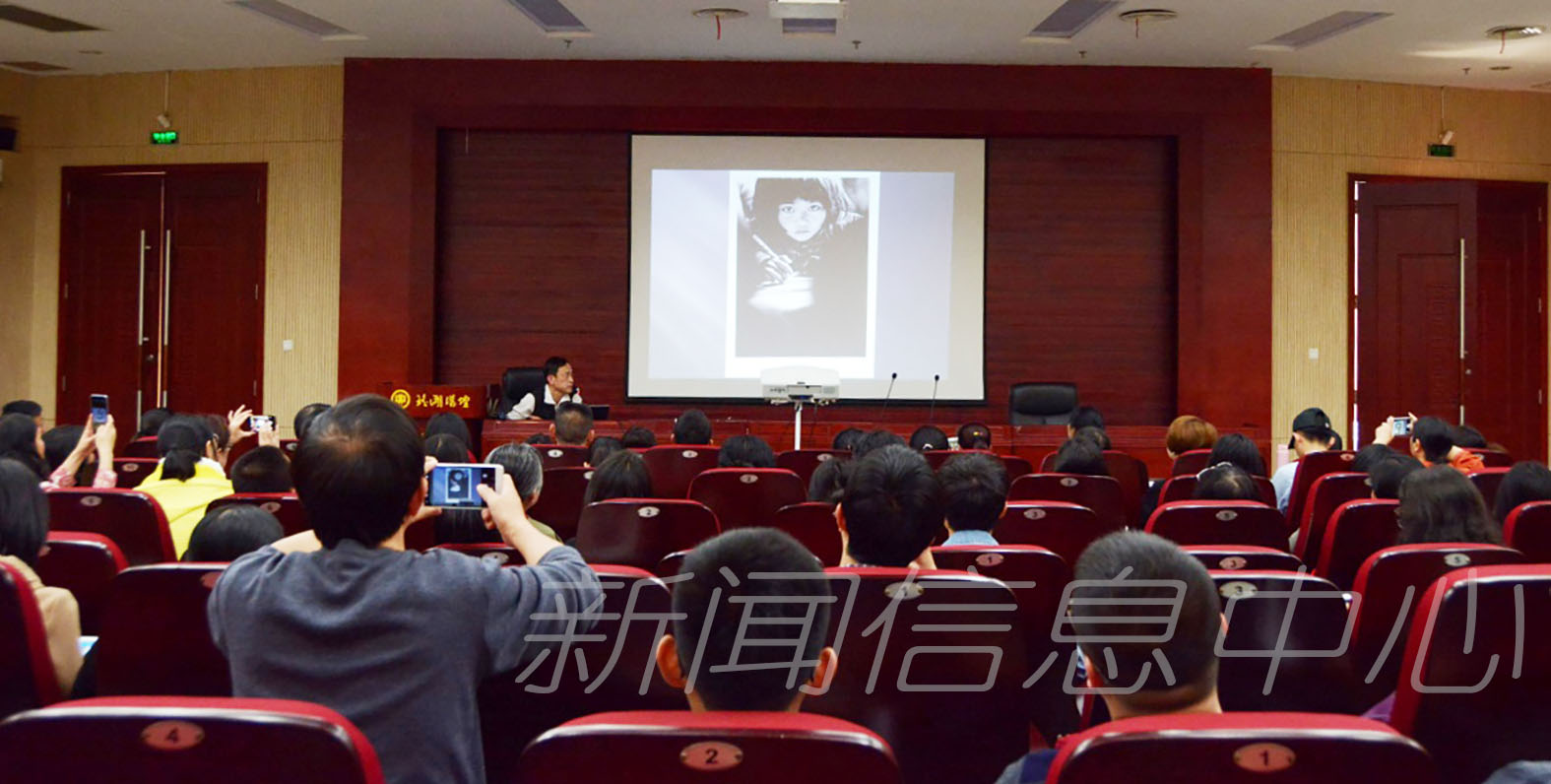 我校举办摄影知识讲座