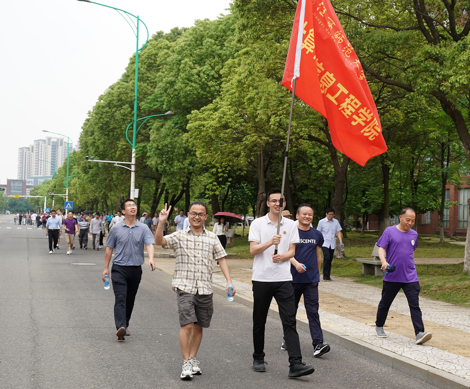 江西师范大学举行迎“五一”教职工健步走活动