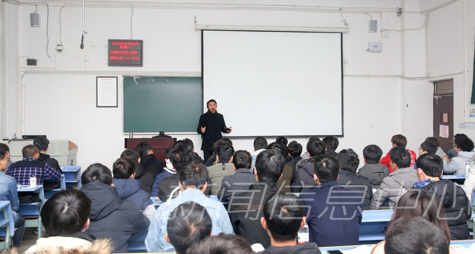 校领导走进教室检查教学工作并观摩开学第一课