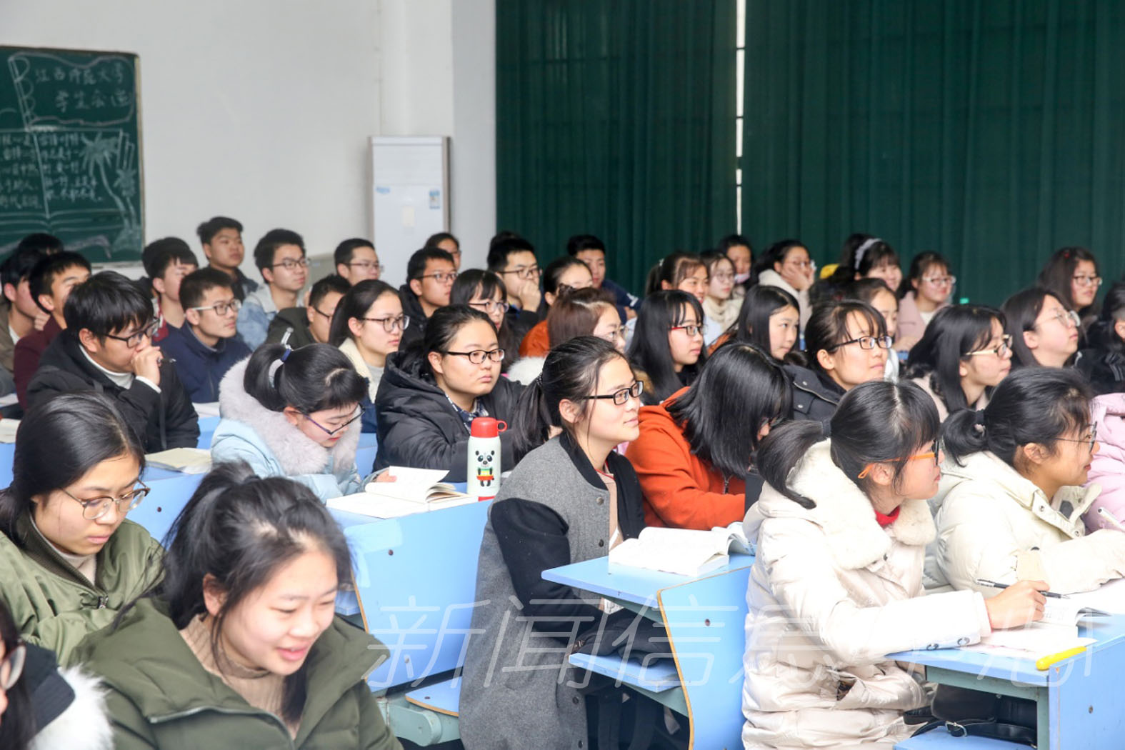 校领导走进教室检查教学工作并观摩开学第一课