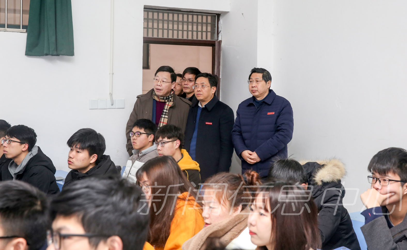 校领导走进教室检查教学工作并观摩开学第一课