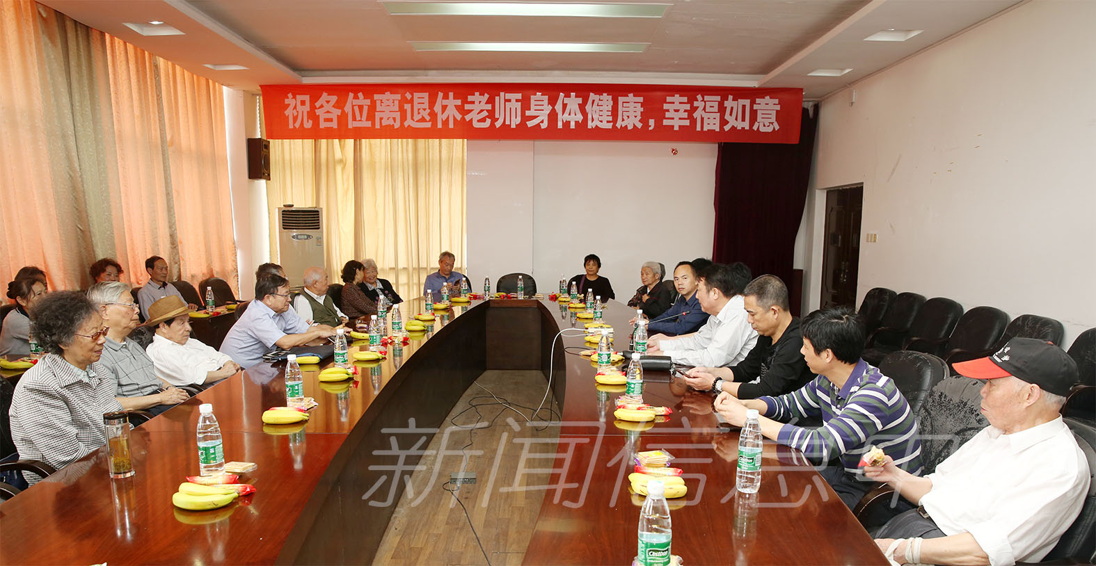 物理与通信电子学院离退休教师回访学院畅谈发展