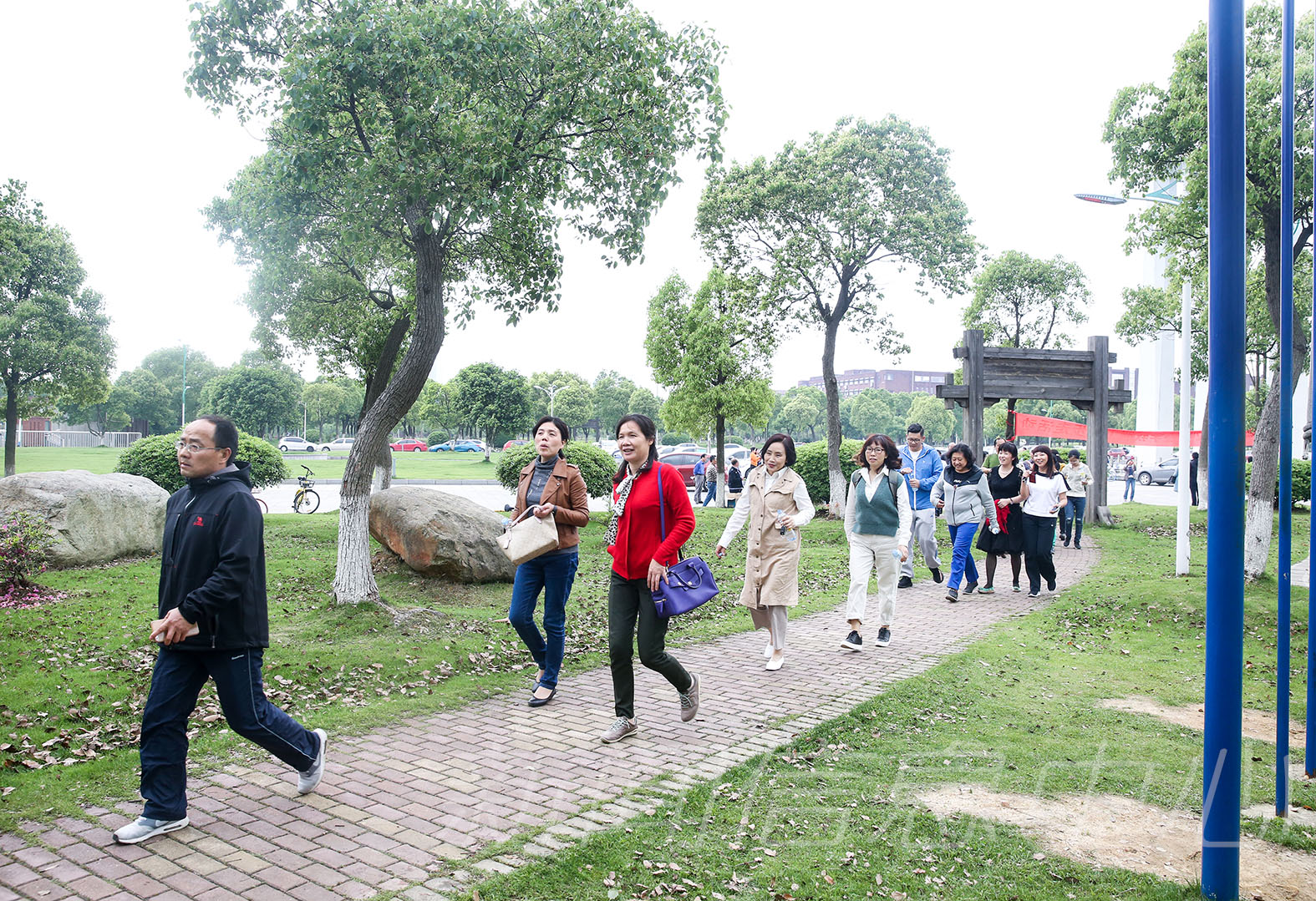 学校举行教职工春季健步走活动