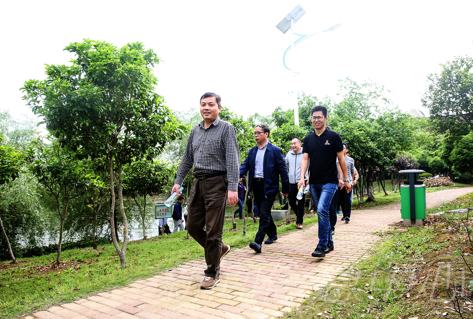 学校举行教职工春季健步走活动