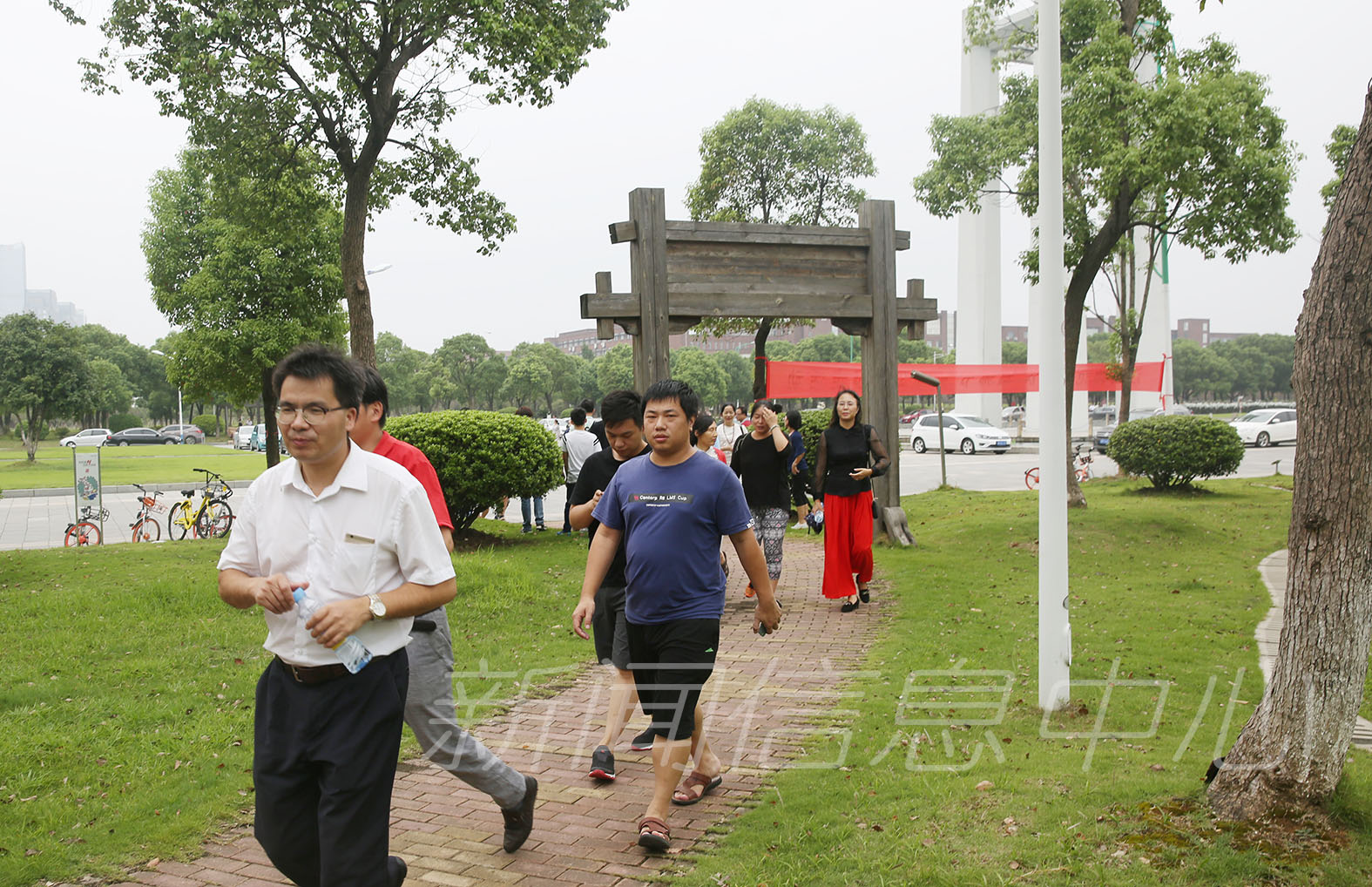 我校举办庆祝“教师节”教职工健步走活动