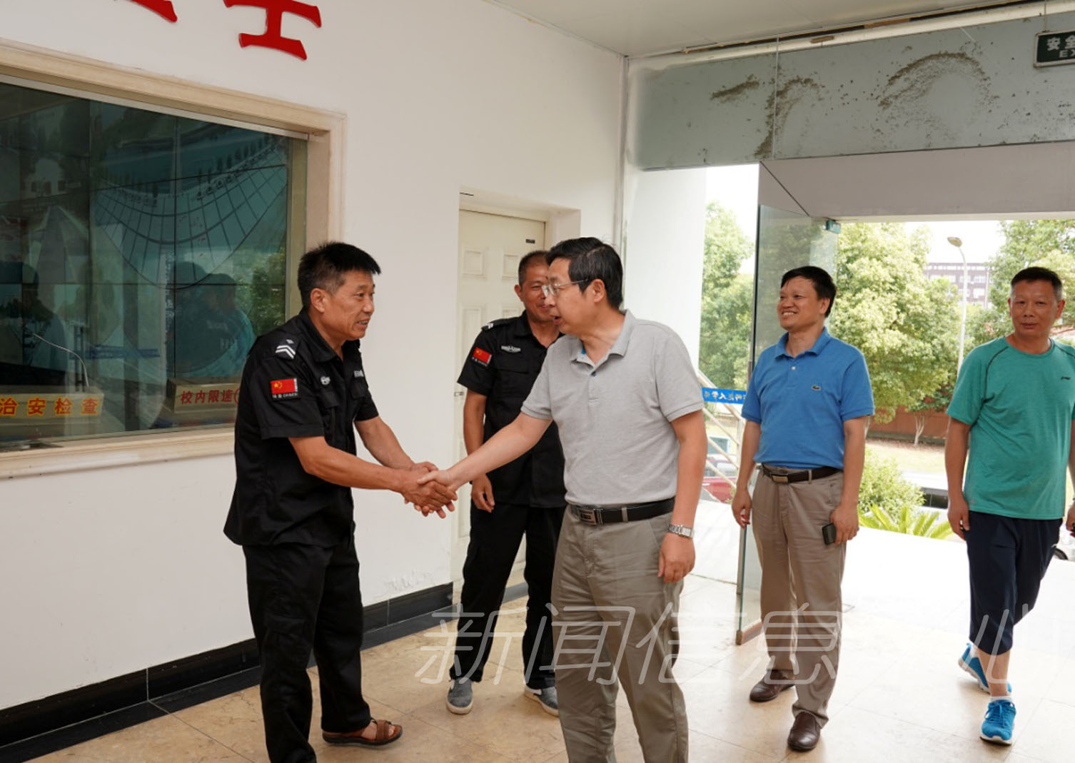 校领导走访慰问我校退役军人