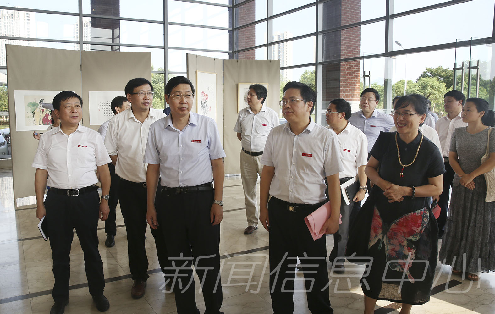 我校举办巾帼书画作品展