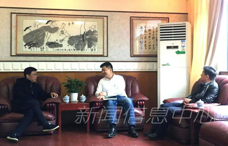 台湾历史学者丘智贤考察青山湖校区建筑