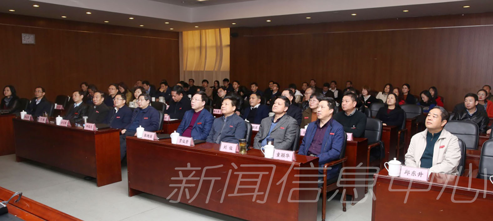 学校师生热切关注2018年全国两会胜利召开