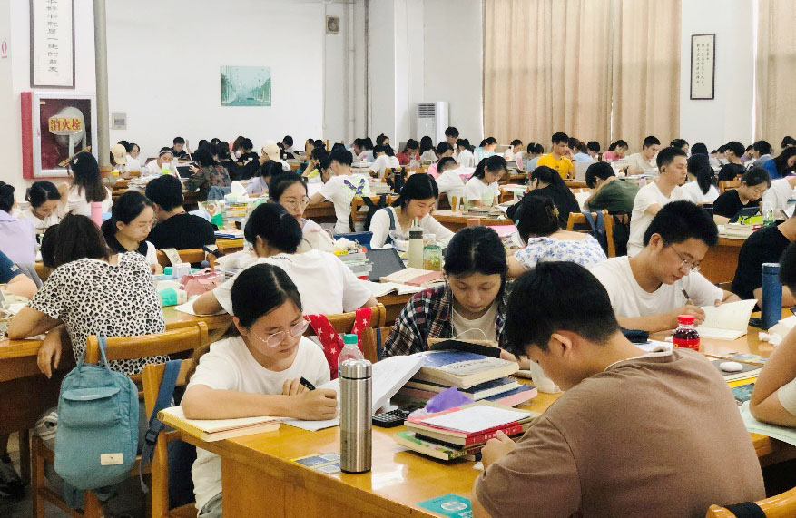 【暑期•工作不断线】图书馆暑期坚守岗位 全力做好师生服务工作