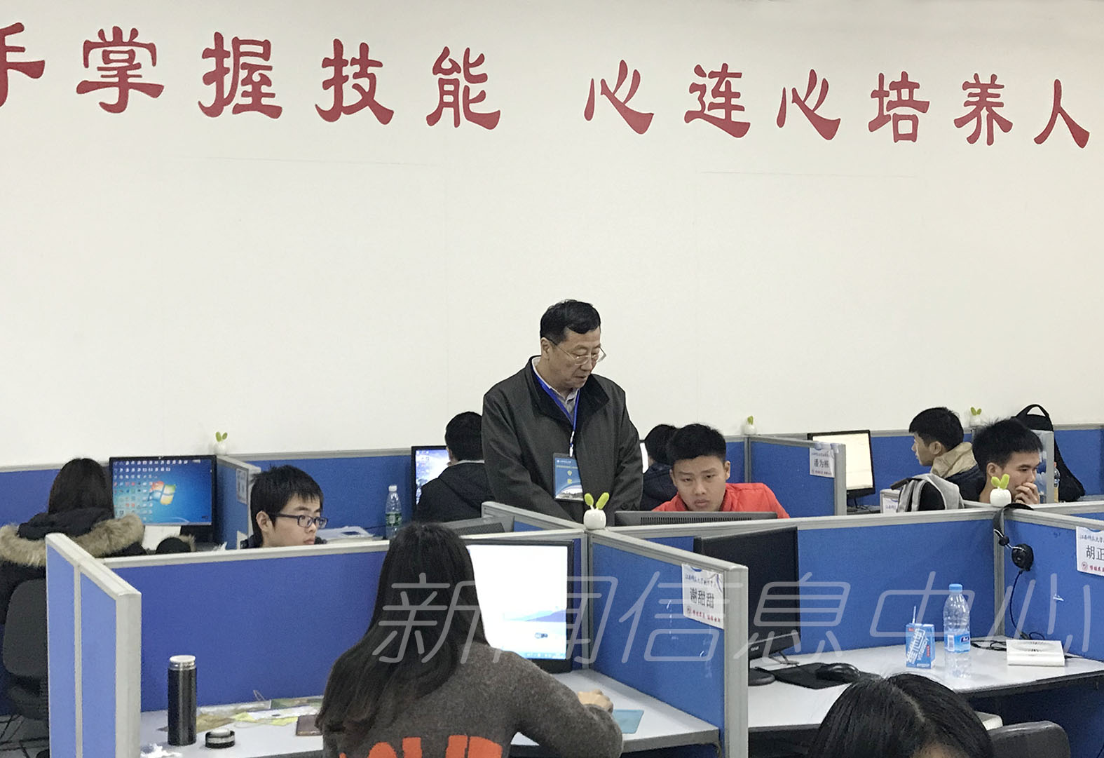 评估专家李榕在软件学院看课
