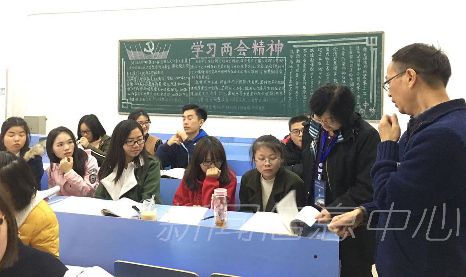 评估专家李敏听课后与学生交流