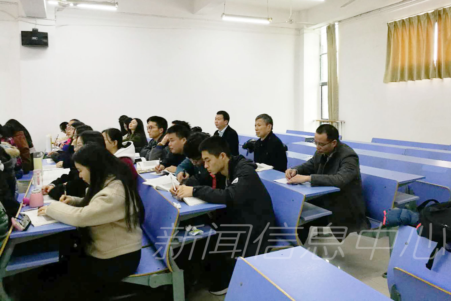 评估专家宋乃庆在听课，并就教案、课程设置、教学进度、课件演示等与任课教师进行了交流。