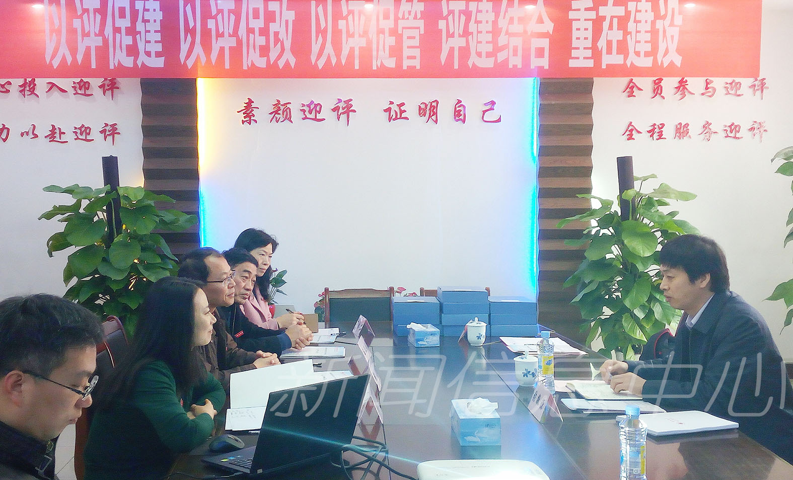 评估专家张敬源在国际教育学院进行深度访谈