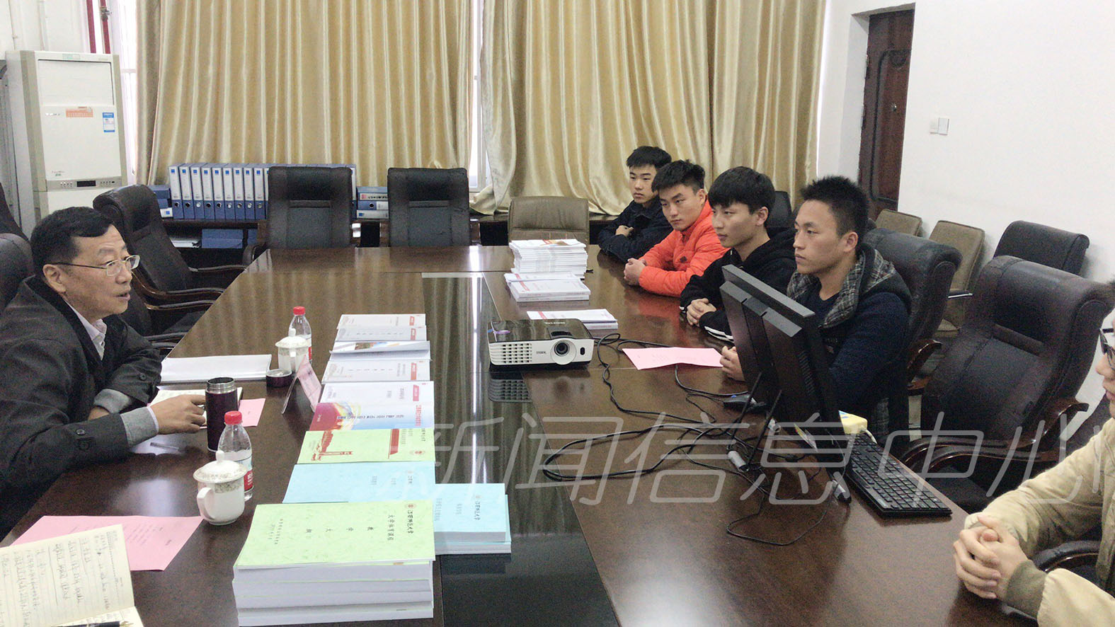 评估专家李榕与体育学院学生座谈