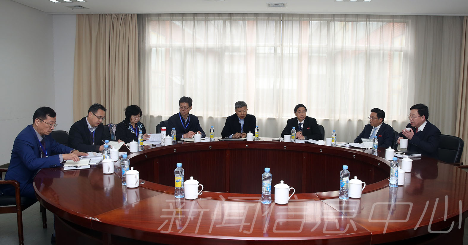 评估专家宋乃庆、刘仲奎、李敏、李明斌、李榕等围绕学校办学的定位和目标与学校部分领导进行了集中深度访谈。