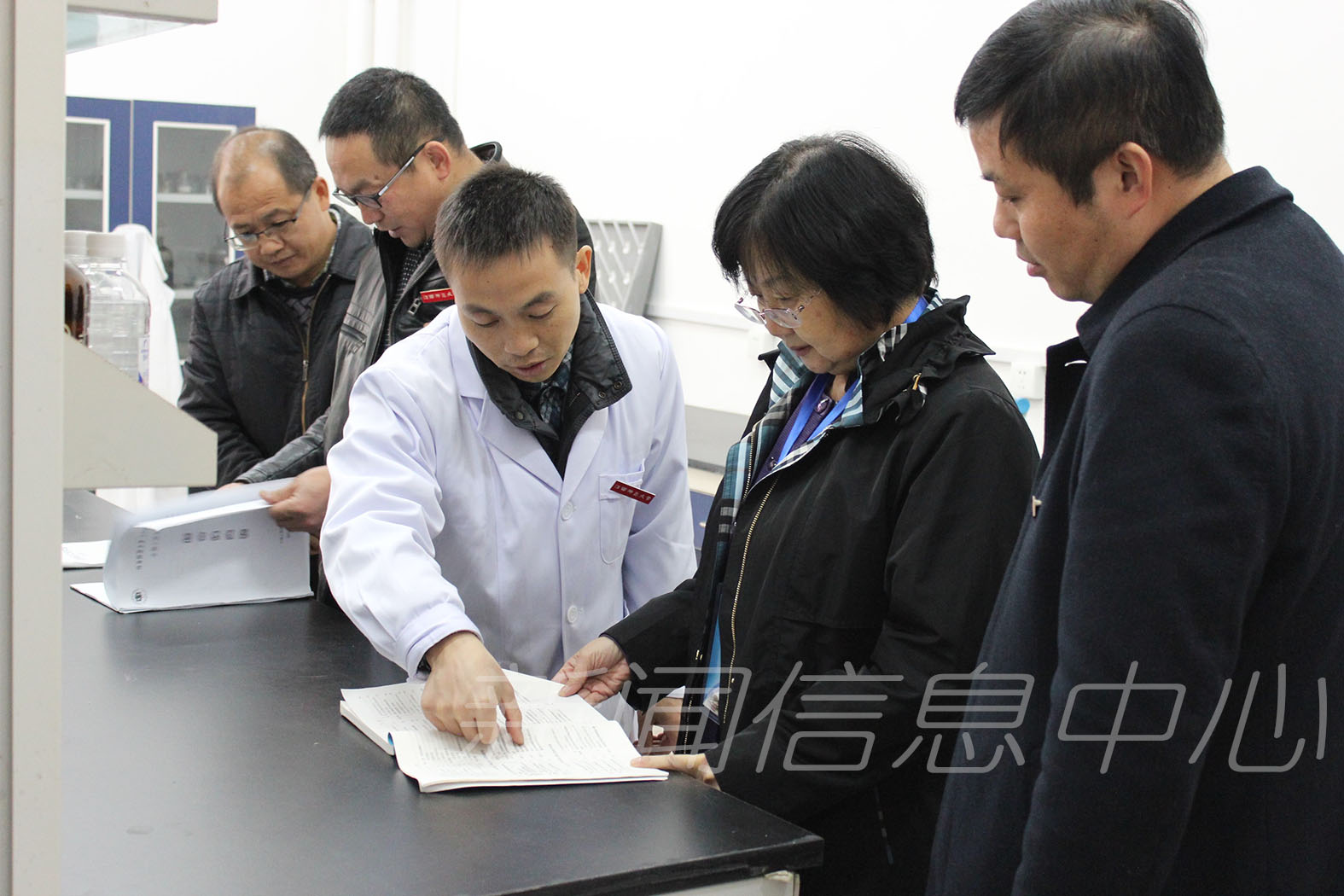 李敏在生命科学学院实验室走访考察