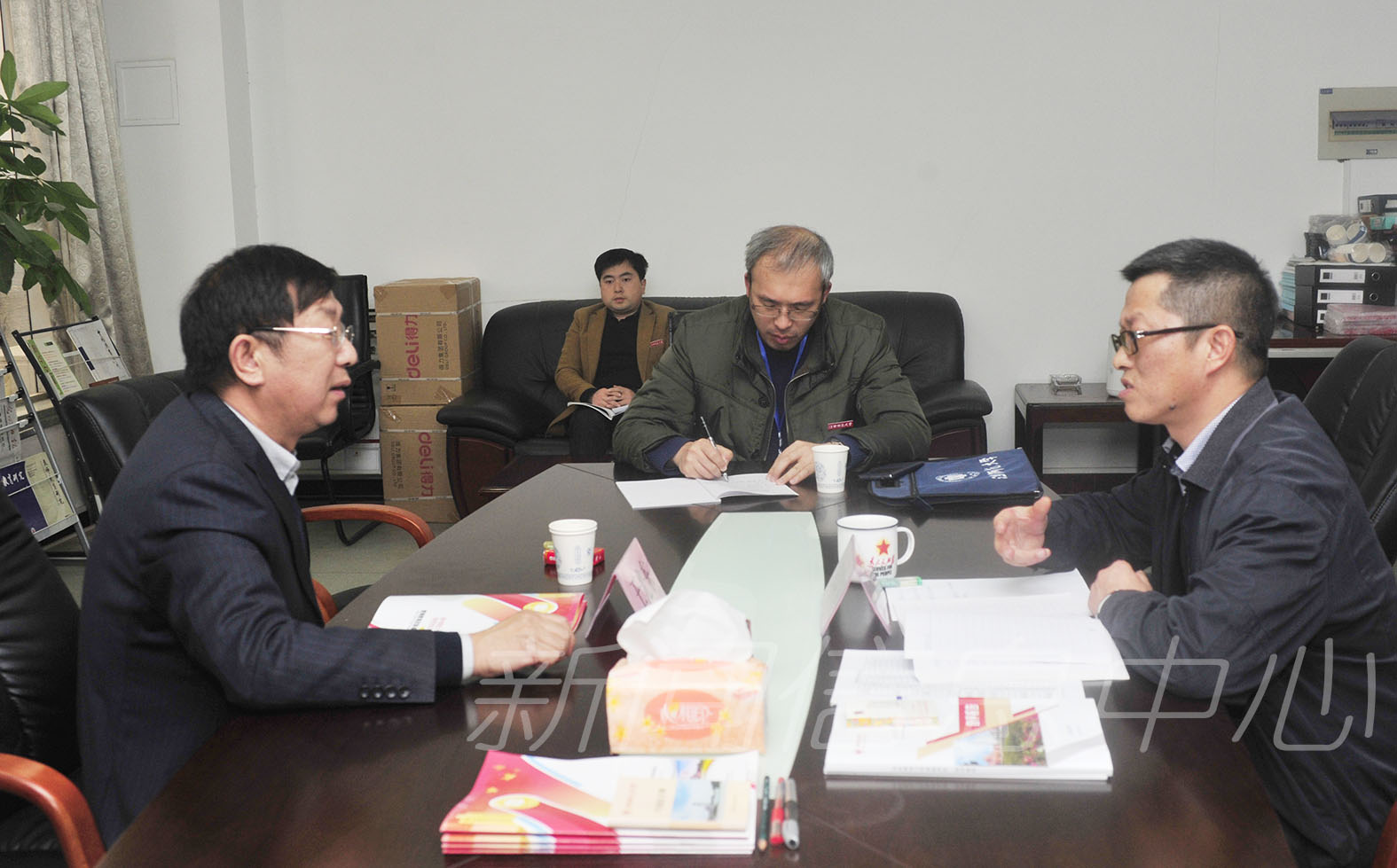 评估专家王光东在教师教育处进行访谈