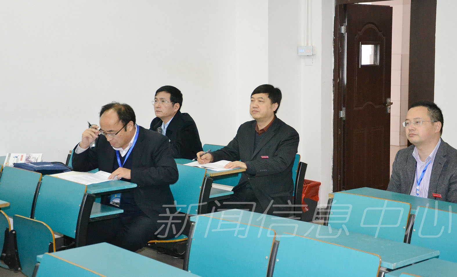评估专家蔡柏良在听课
