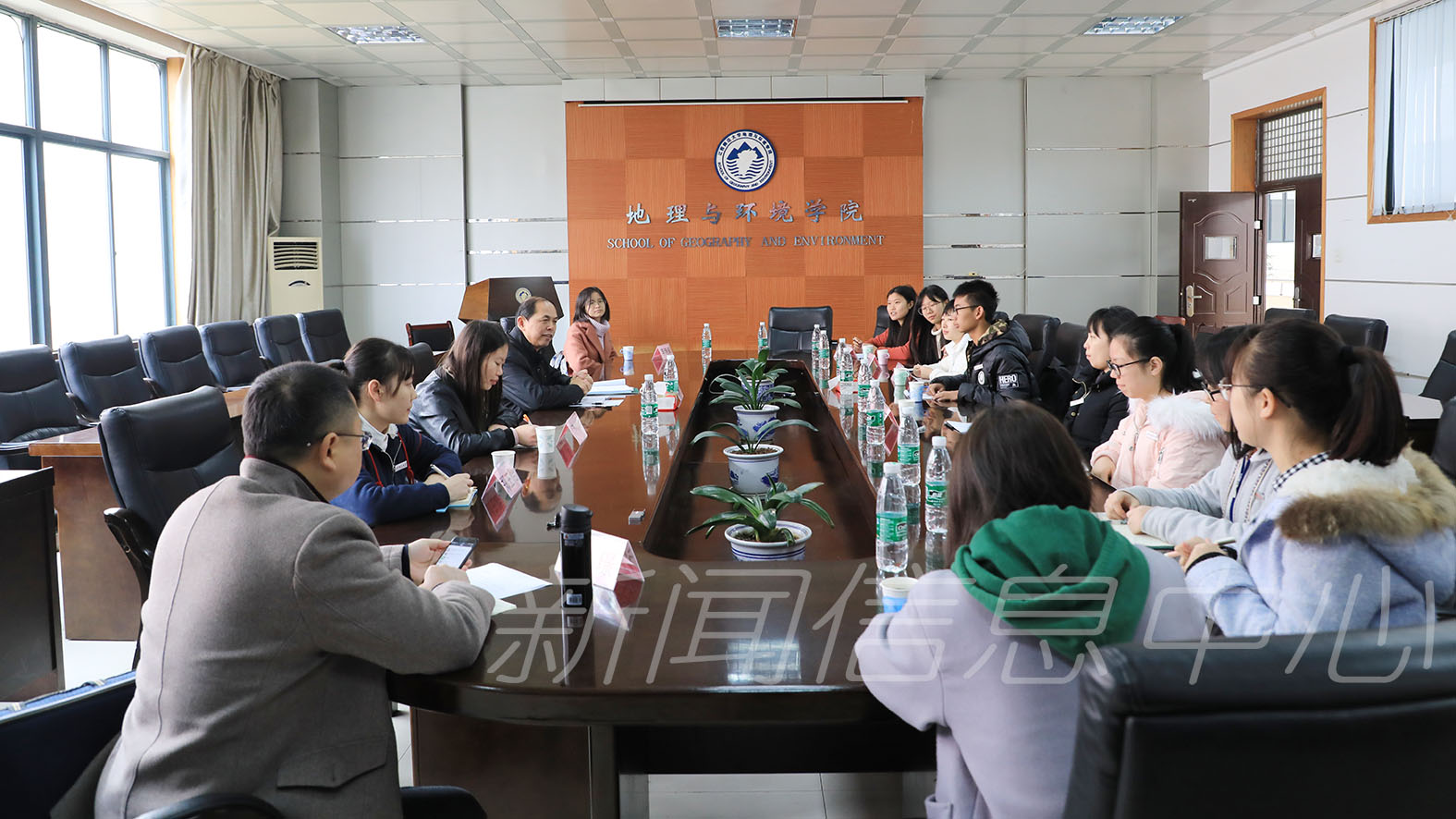 评估专家杨兵初与地理与环境学院、城市建设学院和物理与通信电子学院青年教师、学生代表分别座谈
