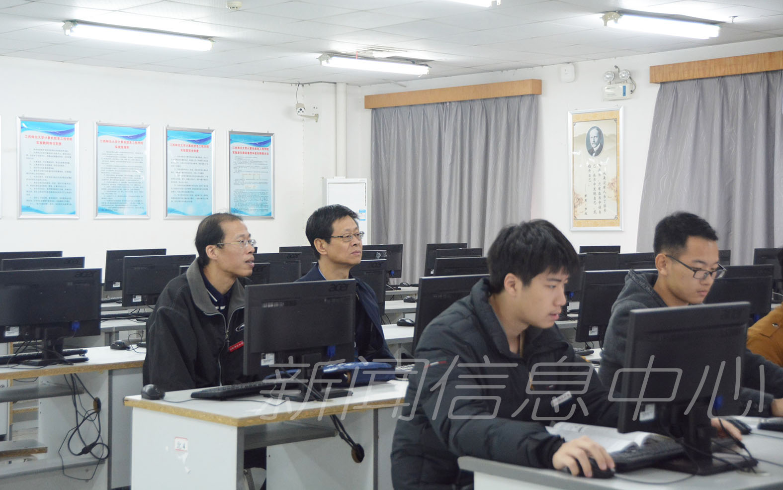 评估专家刘仲奎在计算机信息工程学院听课