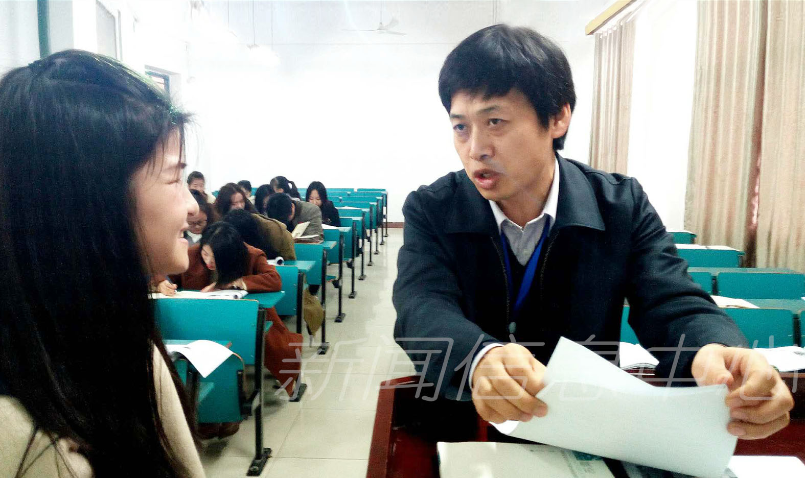 评估专家张敬源走访考察美术学院，进行听课看课，并与学生交流