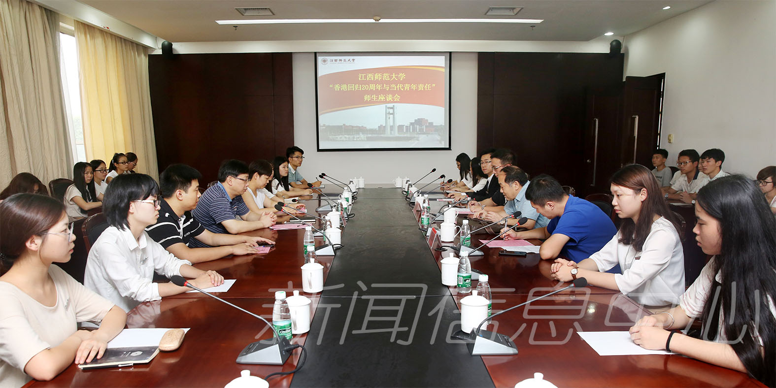 学校举行“香港回归20周年与当代青年责任”座谈会