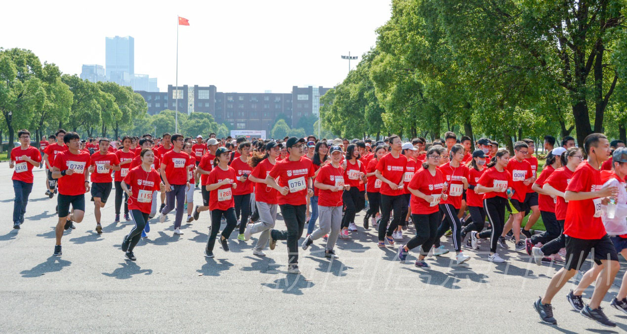“悦跑越青春•2018年首届校园微型马拉松”在校举行