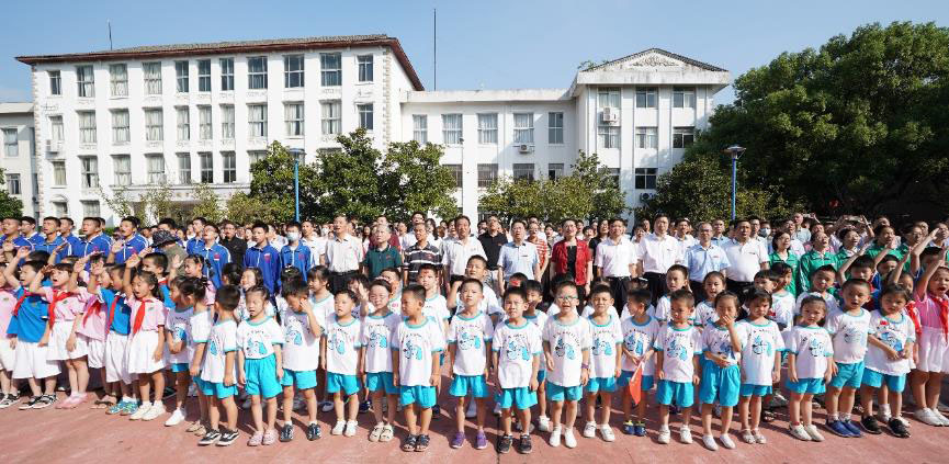 学校举行国庆升旗仪式