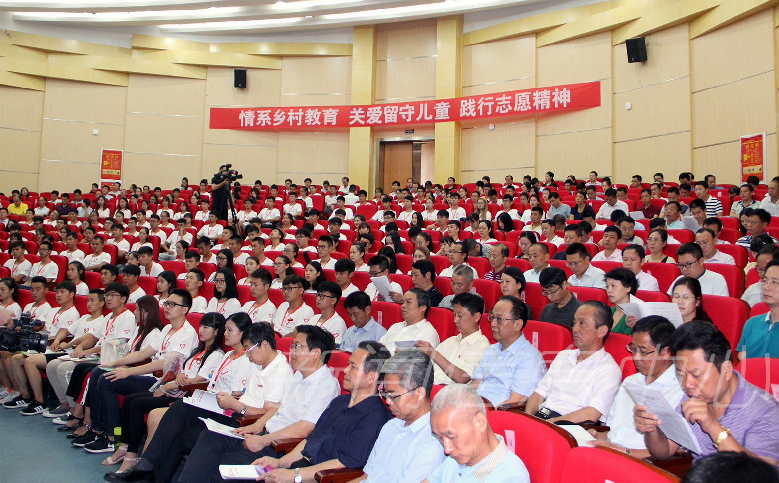 江西省高校音体美专业大学生赴边远农村小学支教志愿服务出征仪式在我校举行