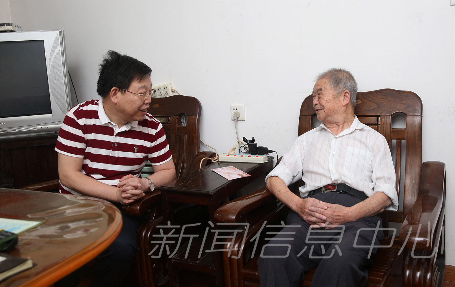 教师节前夕校领导走访慰问离退休老同志