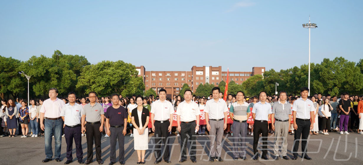 学校举行新学期升旗仪式
