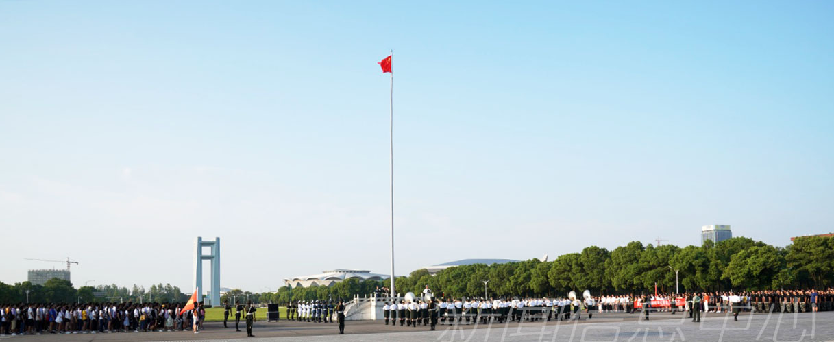 学校举行新学期升旗仪式