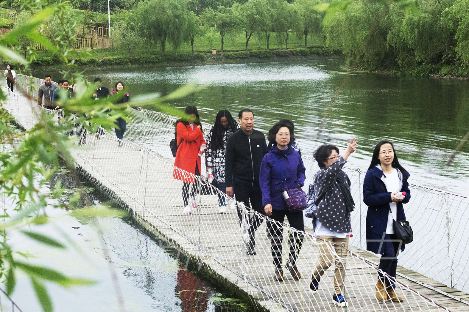 学校举行教职工春季健步走活动