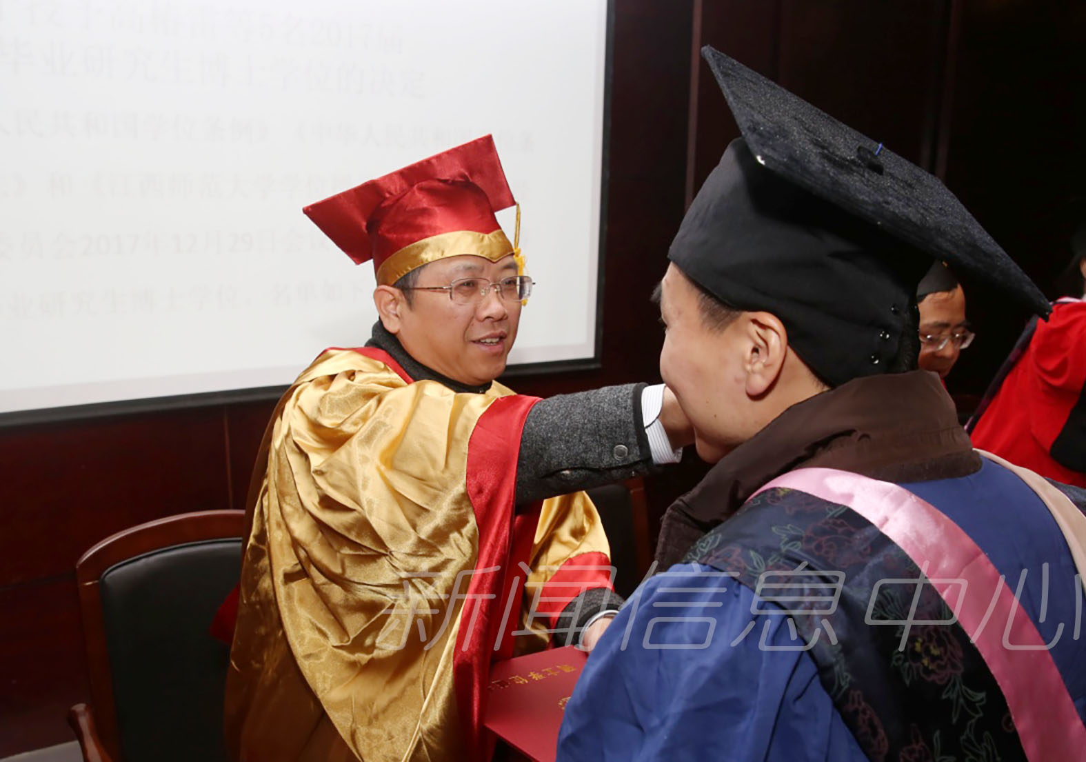 学校举行2017届研究生毕业典礼暨学位授予仪式