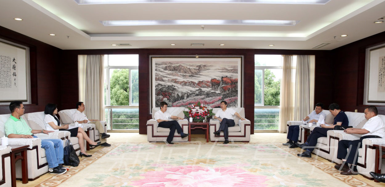 共青城市委、市政府来校洽谈合作